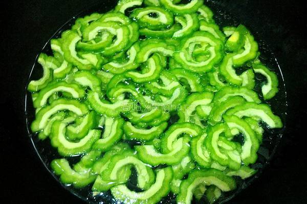苦瓜炒肉的做法图解3