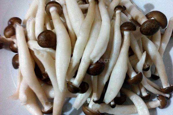 素炒蟹味菇的做法图解1