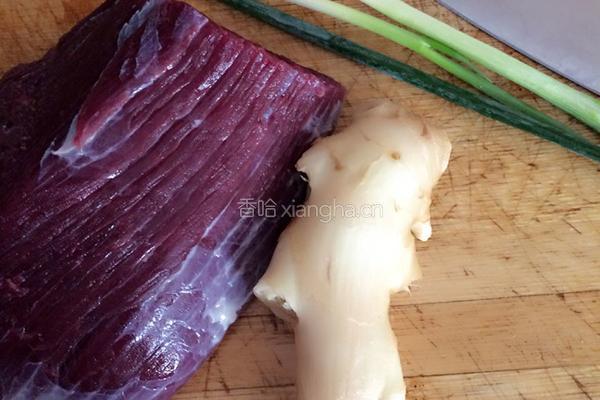 姜爆牛肉的做法图解1