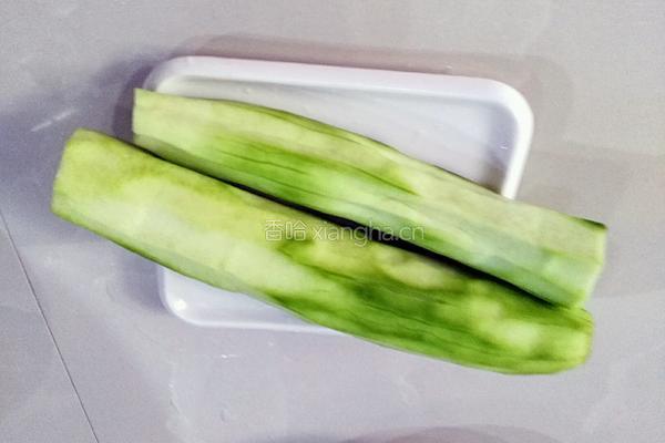 丝瓜炒面包的做法图解1