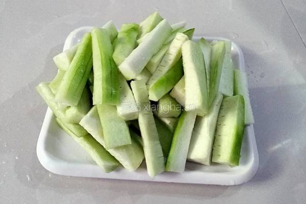丝瓜炒面包的做法图解2