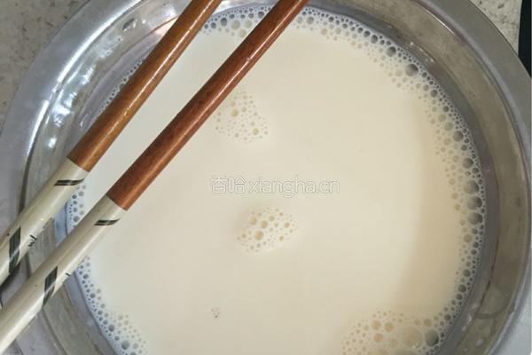 牛奶蒸鸡蛋的做法图解1