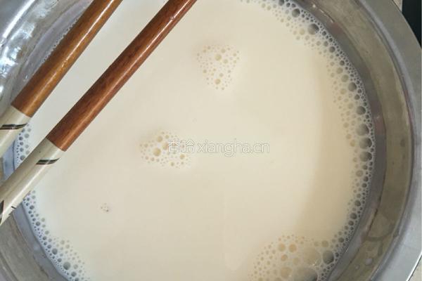 牛奶蒸鸡蛋的做法图解3