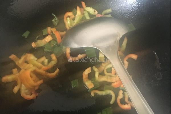 清炒青椒火腿西瓜皮的做法图解3