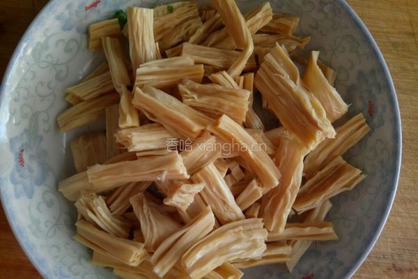 腐竹木耳炒芹菜的做法图解2