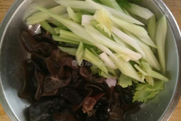 腐竹木耳炒芹菜的做法图解3