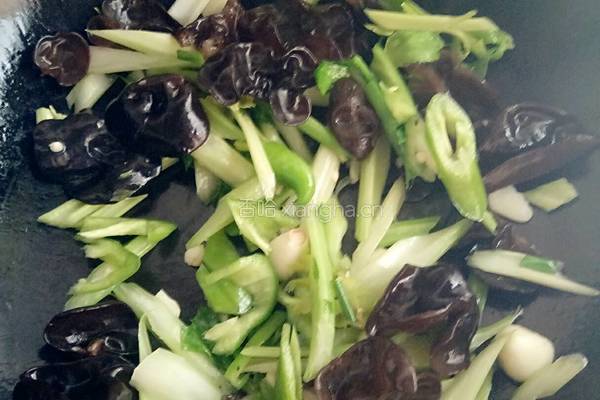 腐竹木耳炒芹菜的做法图解6