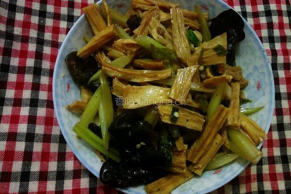 腐竹木耳炒芹菜的做法图解8