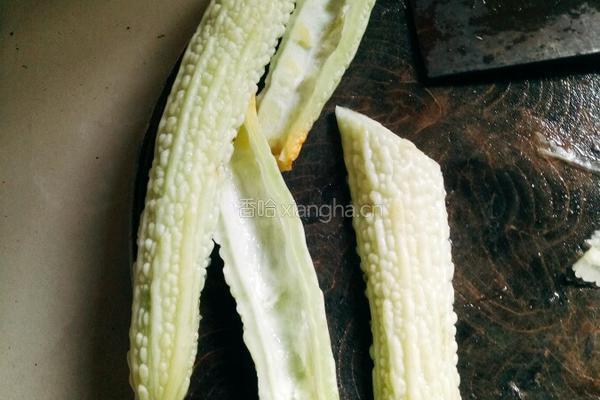 苦瓜炒肉的做法图解1