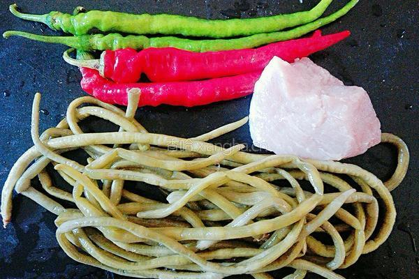 酸豆角炒肉末的做法图解1