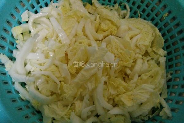香菇鸡蛋炒白菜的做法图解1
