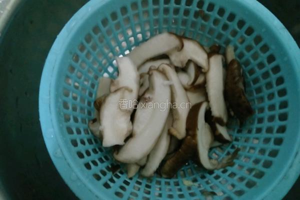 香菇鸡蛋炒白菜的做法图解2