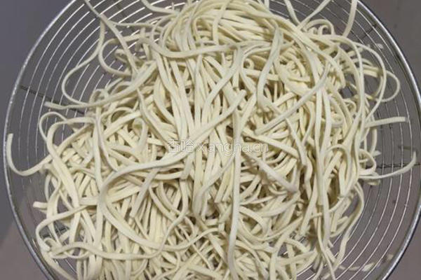 鲜虾猪肉丝瓜面的做法图解5