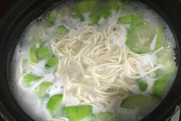 鲜虾猪肉丝瓜面的做法图解6