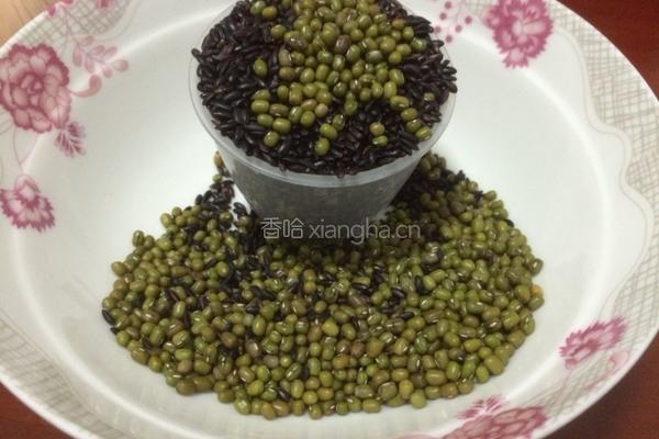 绿豆黑米粥的做法图解1
