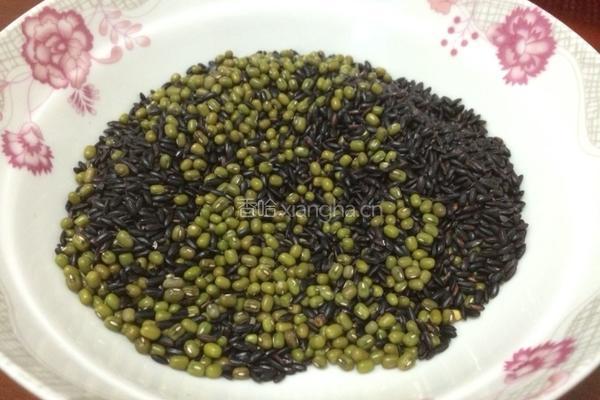 绿豆黑米粥的做法图解2