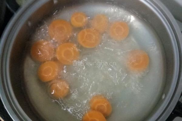 胡萝卜蒸饺的做法图解1