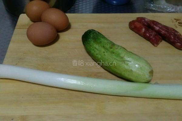 香肠鸡蛋早餐饼的做法图解1
