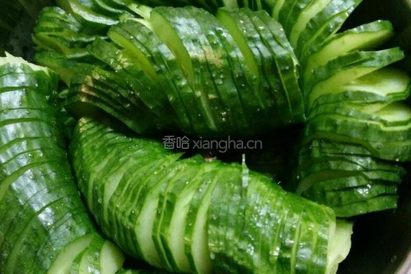 蓑衣黄瓜的做法图解1