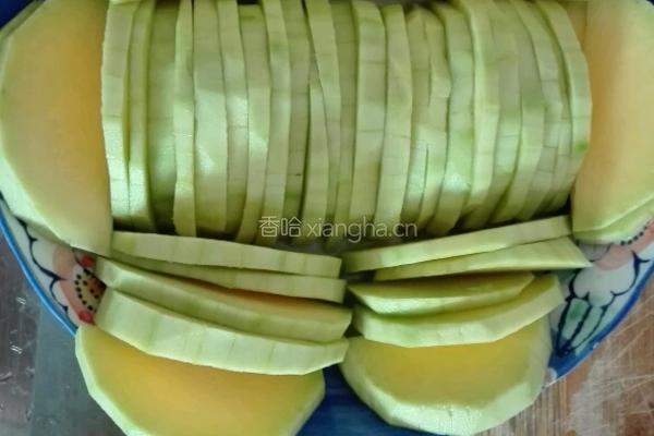 肉粉蒸南瓜的做法图解1