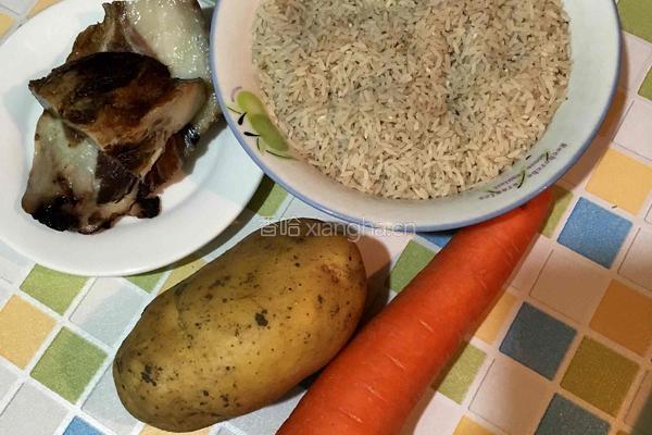 腊肉土豆焖大米饭的做法图解1