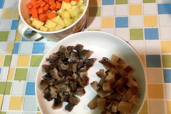 腊肉土豆焖大米饭的做法图解2