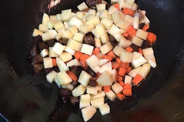 腊肉土豆焖大米饭的做法图解5