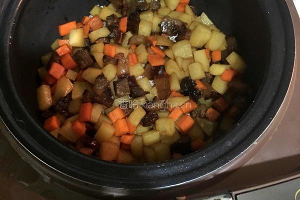 腊肉土豆焖大米饭的做法图解7