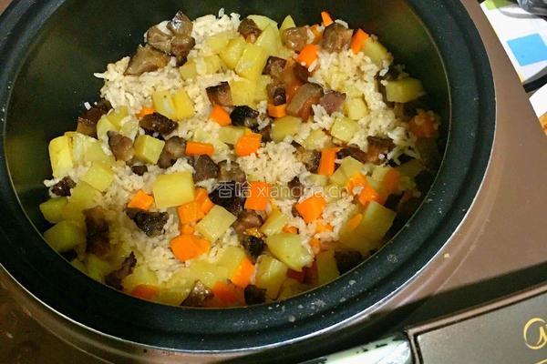 腊肉土豆焖大米饭的做法图解9