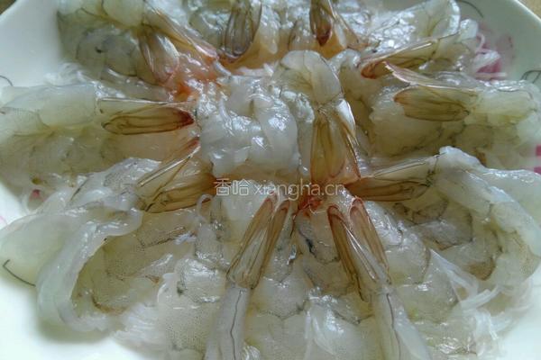 蒜蓉凤尾虾的做法图解1