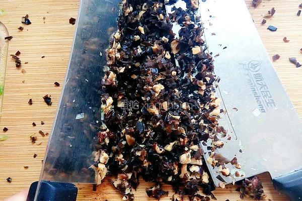 猪肉芹菜香菇木耳水饺的做法图解4