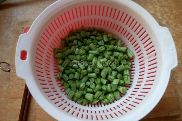 黄金豆角丁炒鸡蛋的做法图解1