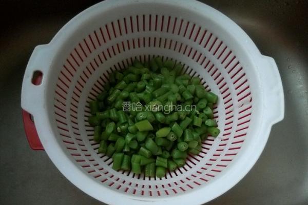 黄金豆角丁炒鸡蛋的做法图解3