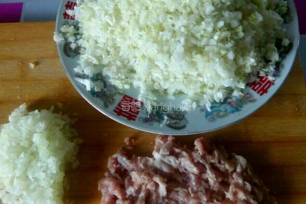 猪肉虾仁白菜馅饺子的做法图解4