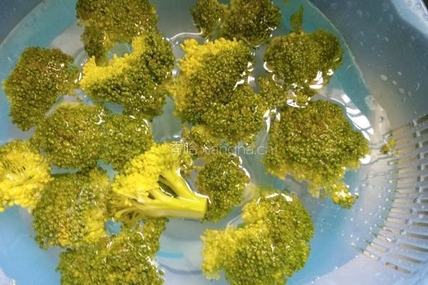 西蓝花炒肉的做法图解1