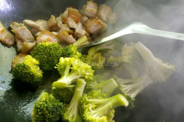 西蓝花炒肉的做法图解7