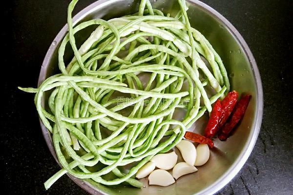 蒜香豆角花的做法图解1