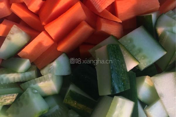 青椒爆炒腰果肉丝的做法图解2