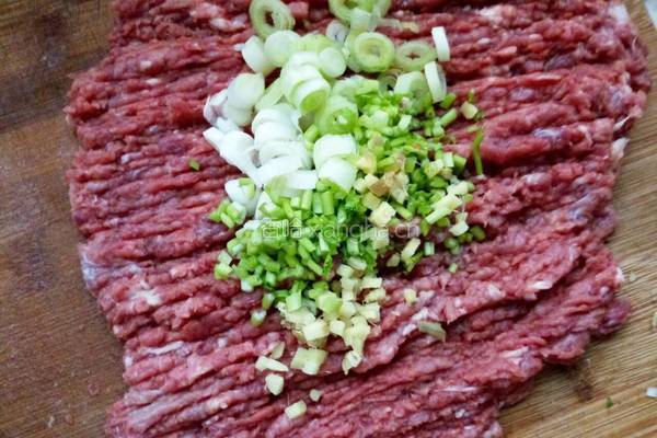 萝卜牛肉蒸饺的做法图解3