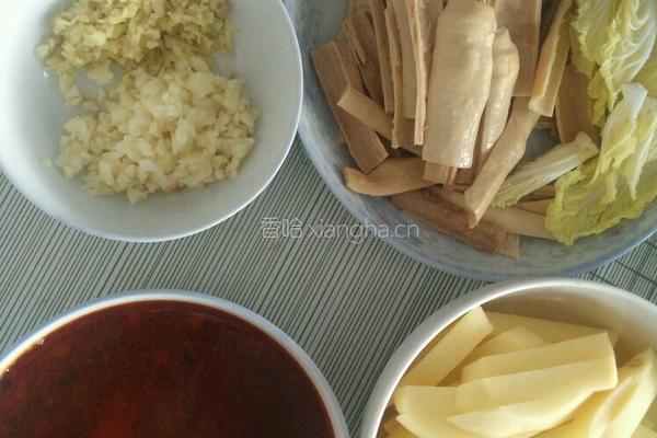 腐竹土豆煲的做法图解1