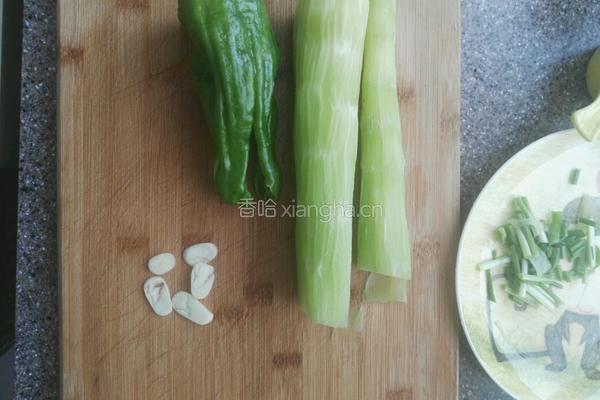 清炒莴笋丝的做法图解1