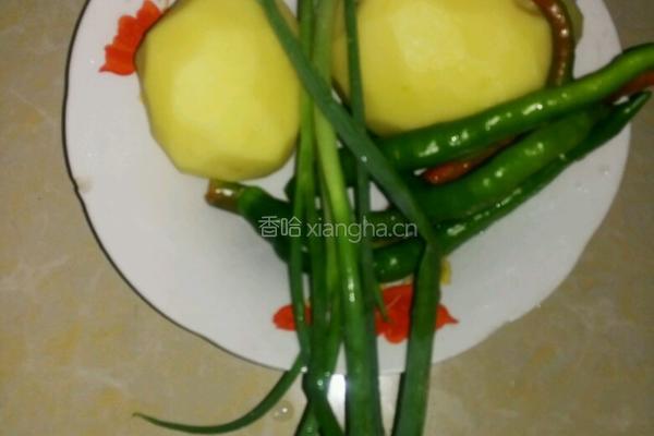 辣椒炒土豆丝的做法图解1