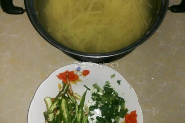 辣椒炒土豆丝的做法图解2