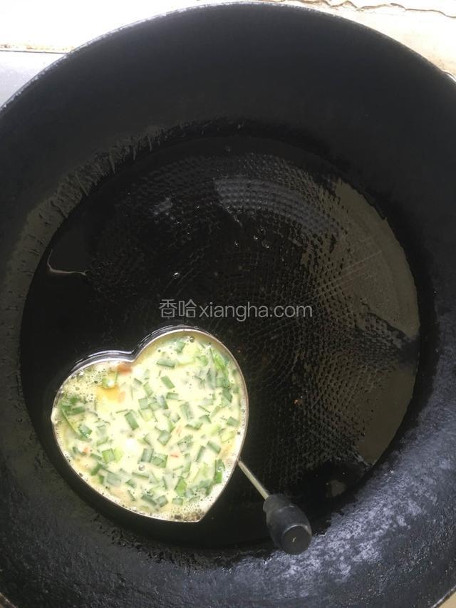 油锅放模具小火烙成型，胡萝卜也是同样做法。