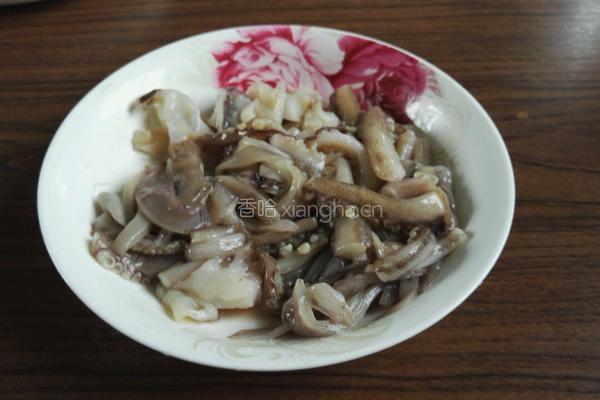 鱿鱼爪炒木耳的做法图解1