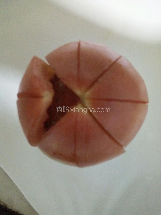 将西红柿的表面用水果刀划四道,也就是八瓣.