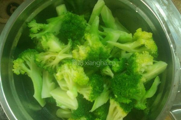 西兰花炒肉的做法图解2