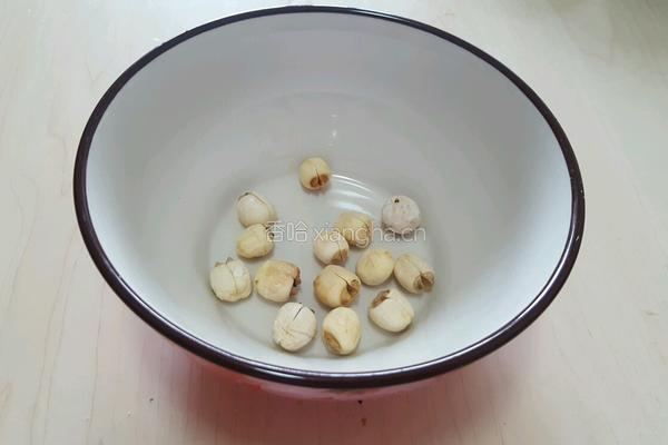 绿豆莲子百合桂圆粥的做法图解2