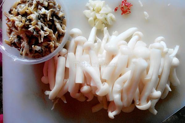 海鲜菇炒蛏肉的做法图解1