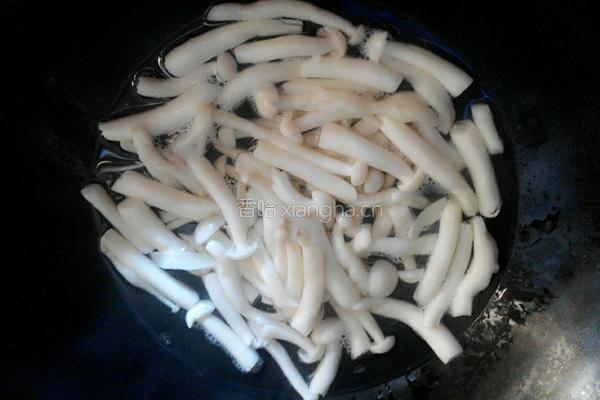 海鲜菇炒蛏肉的做法图解2